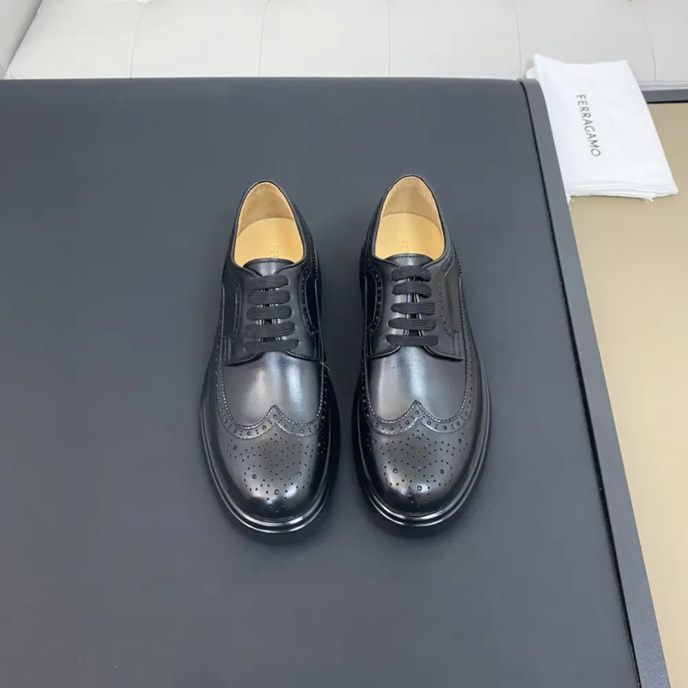 Salvatore Ferragamo Ferragamo height-enhancing leather shoes series are sold at the counter