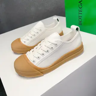 BOTTEGA VENETA cowhide woven couple casual shoes. The fabric is imported leather
