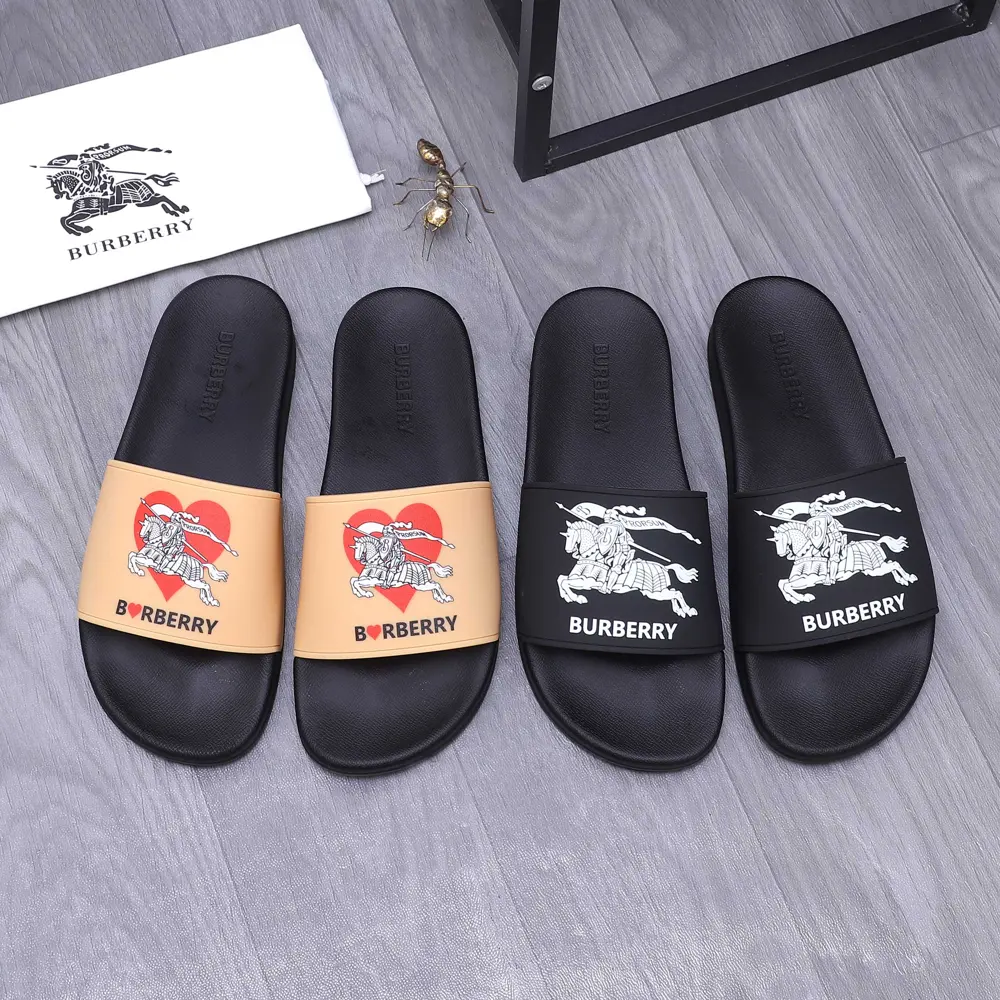 BURBERRY Couple slippers