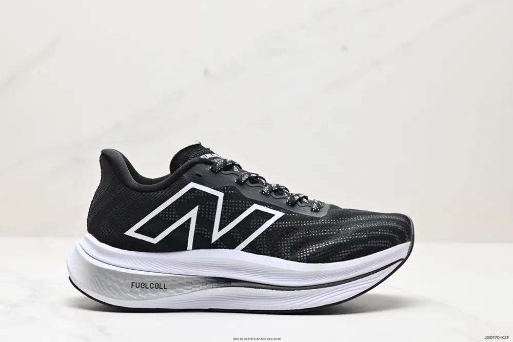New Balance uses ultra-light and breathable 3D knitted mesh material to construct the upper MRCXCK3