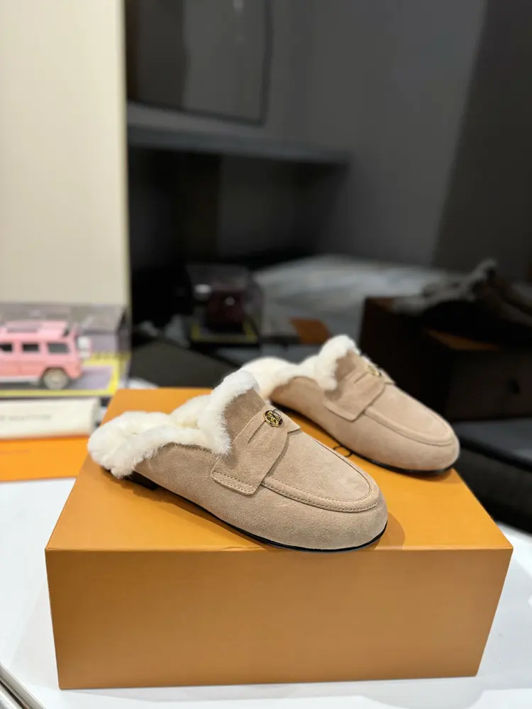 This pair of Louis Vuitton slippers is also very good looking