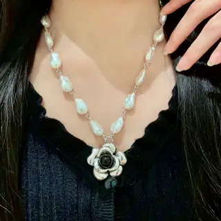 Chanel vintage necklace Chanel’s styles really need no introduction Each one is super