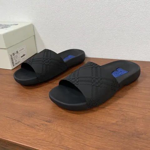 BURBERRY Solid Check Slippers