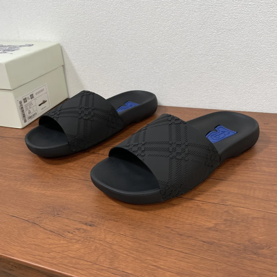 BURBERRY Solid Check Slippers