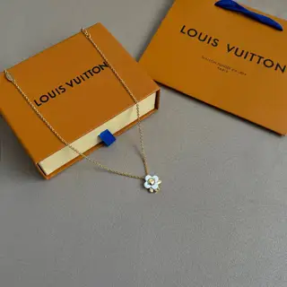 Louis Vuitton The same material as the counter