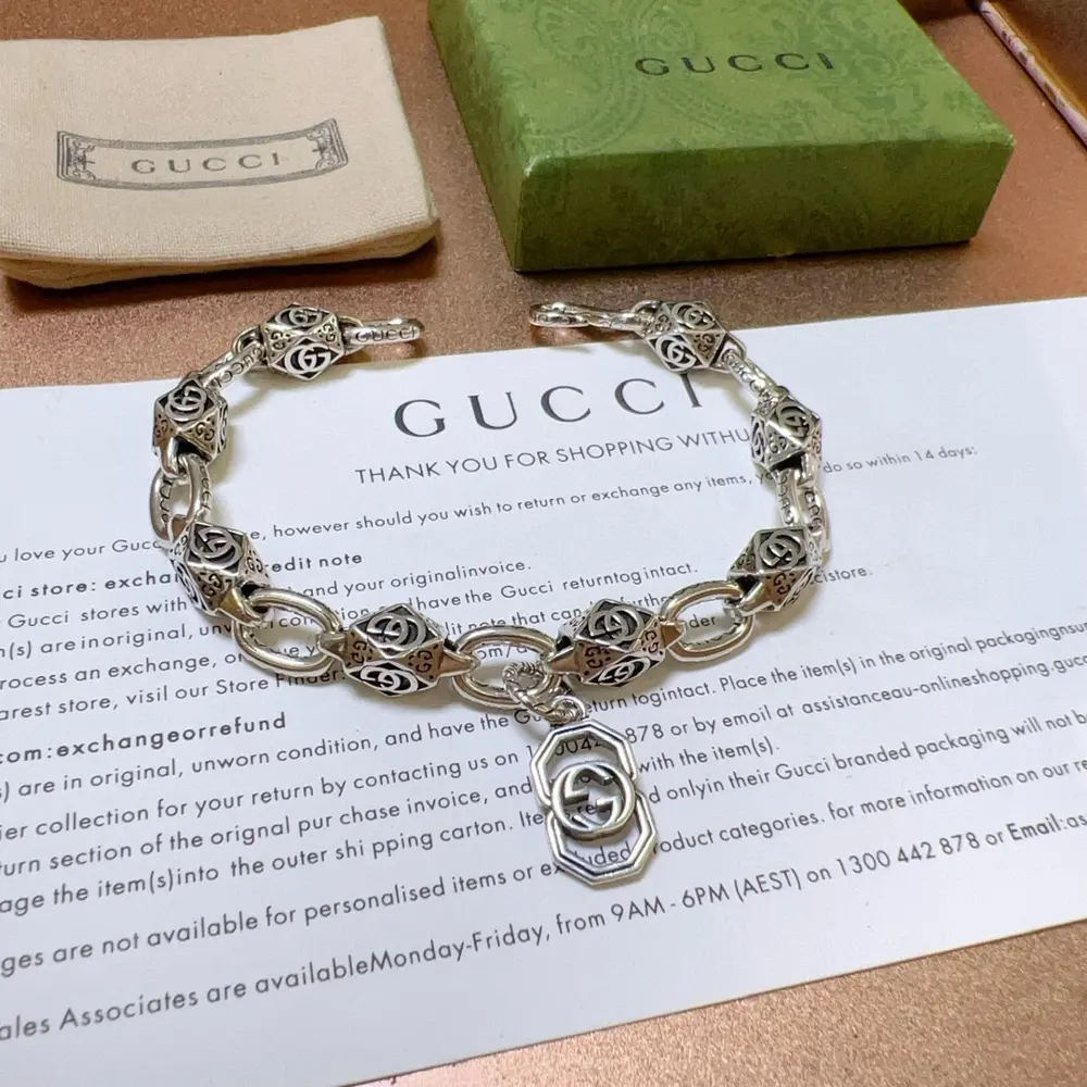 The latest classic Gucci bracelet. Exquisite style and texture. It is absolutely top-notch