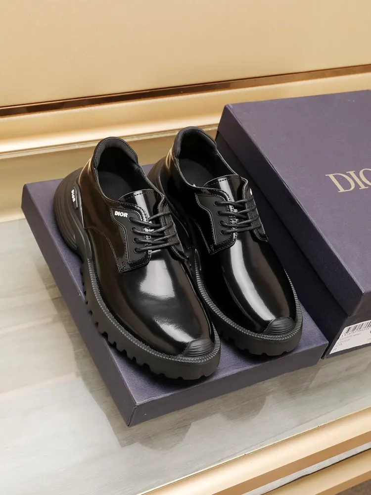 Dior men’s classic casual leather shoes are sold at the counter at the same time
