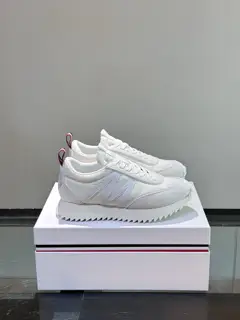 Moncler low-top sneakers are designed for outdoor running or urban walking. Classic series