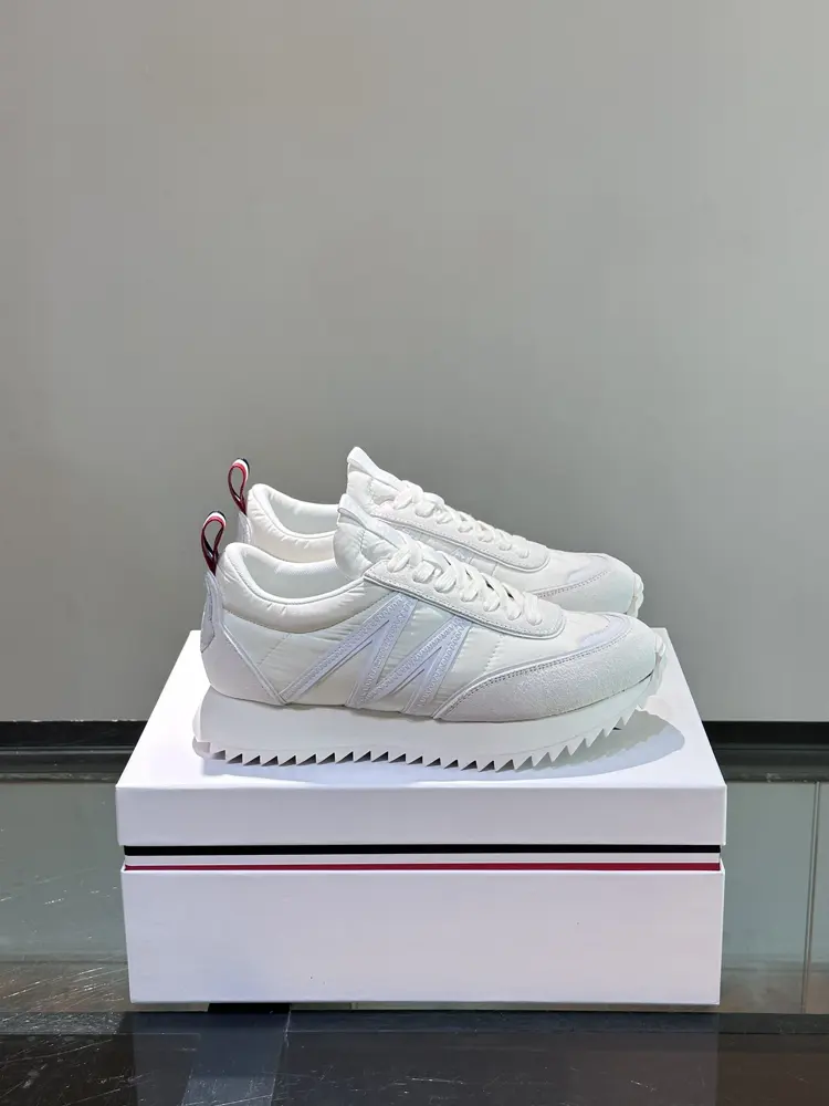 Moncler low-top sneakers are designed for outdoor running or urban walking. Classic series