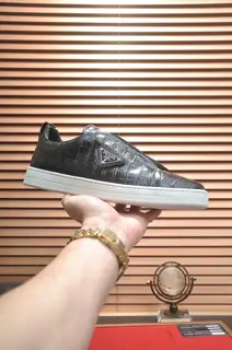 Prada leather casual shoes are launched on the official website at the same time