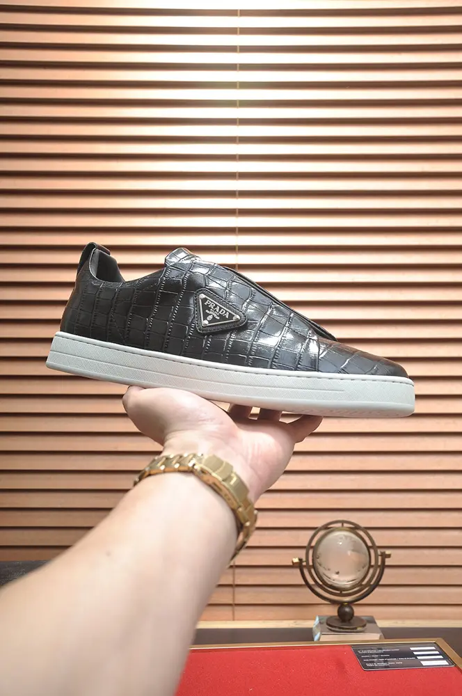 Prada leather casual shoes are launched on the official website at the same time
