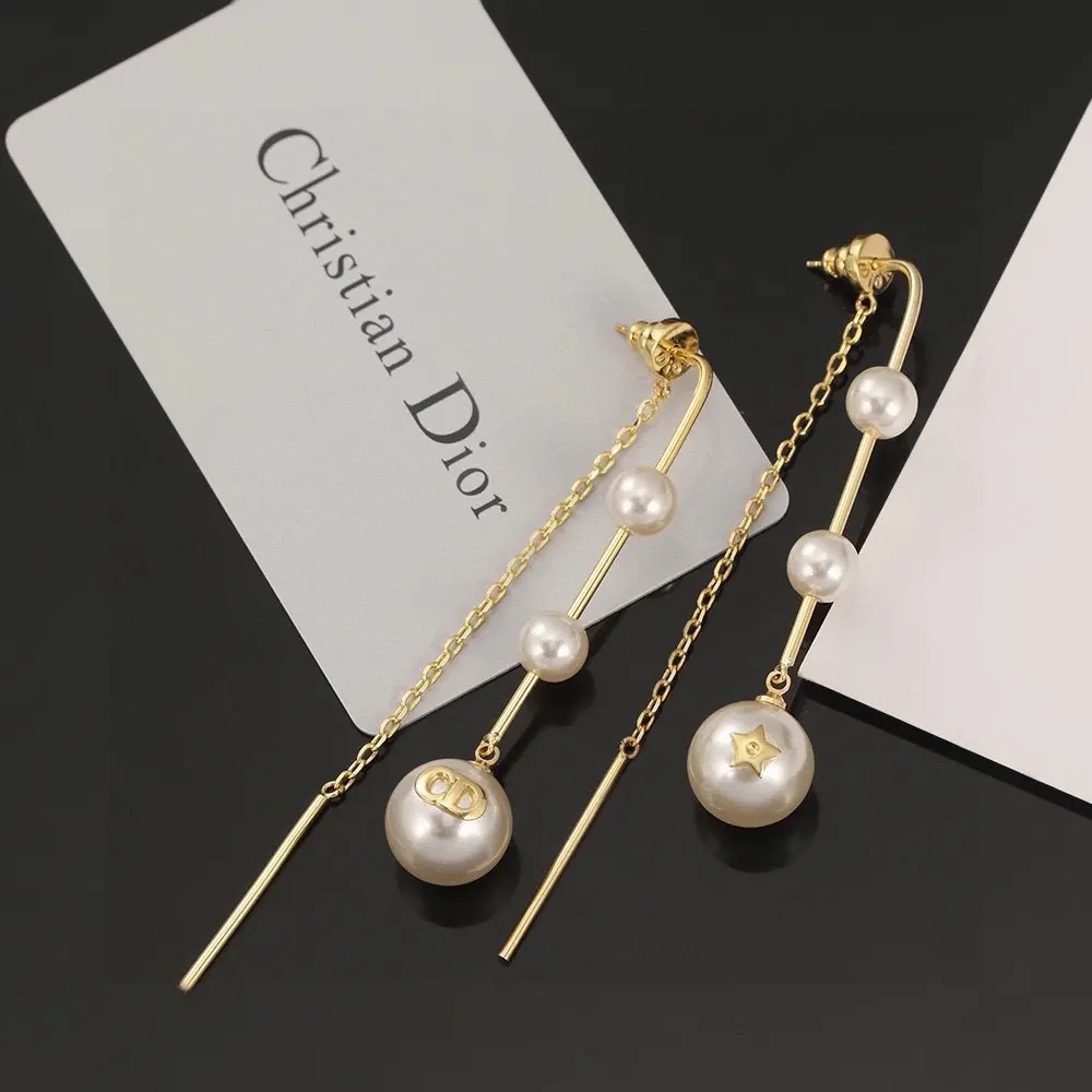 Dior’s hot-selling new earrings are newly released cd letter star pearl retro earrings are