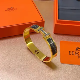 Hermès bracelet Enamel craftsmanship is really challenging. To ensure the color is handmade