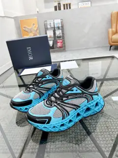 Dior men’s sports shoes are synchronized with the counter