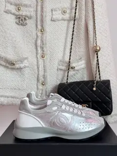 Chanel Dexter casual sneakers with a shit-like feel