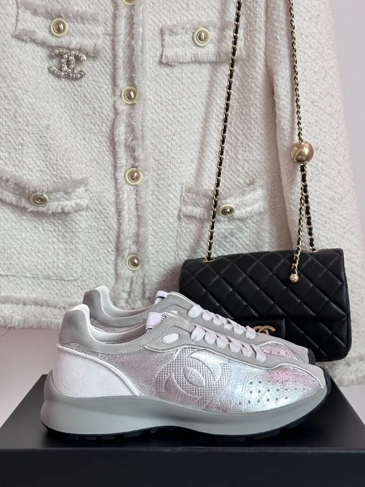 Chanel Dexter casual sneakers with a shit-like feel