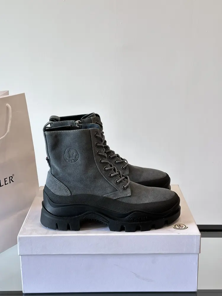 Moncler high-top men’s boots are a distinctive men’s item