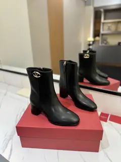 Valentino GARAVANI VLOGO calfskin ankle boots -Gold VLOGO SIGNATURE details The textured