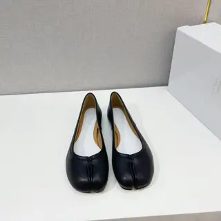 Maison Margiela classic split-toe shoes. Half-support. Comfortable to wear