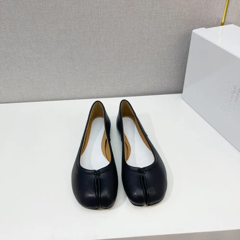Maison Margiela classic split-toe shoes. Half-support. Comfortable to wear