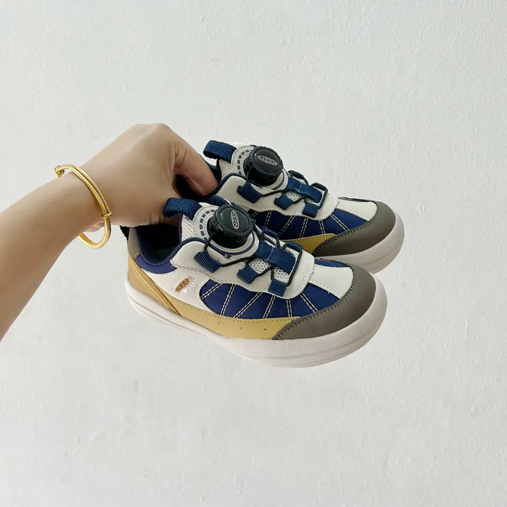 KEEN children’s sports shoes with rotating buckle