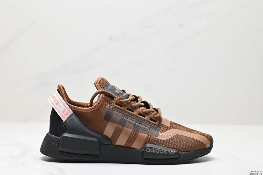 Adidas NMD R-1 street style classic versatile running shoes. The shoe shape