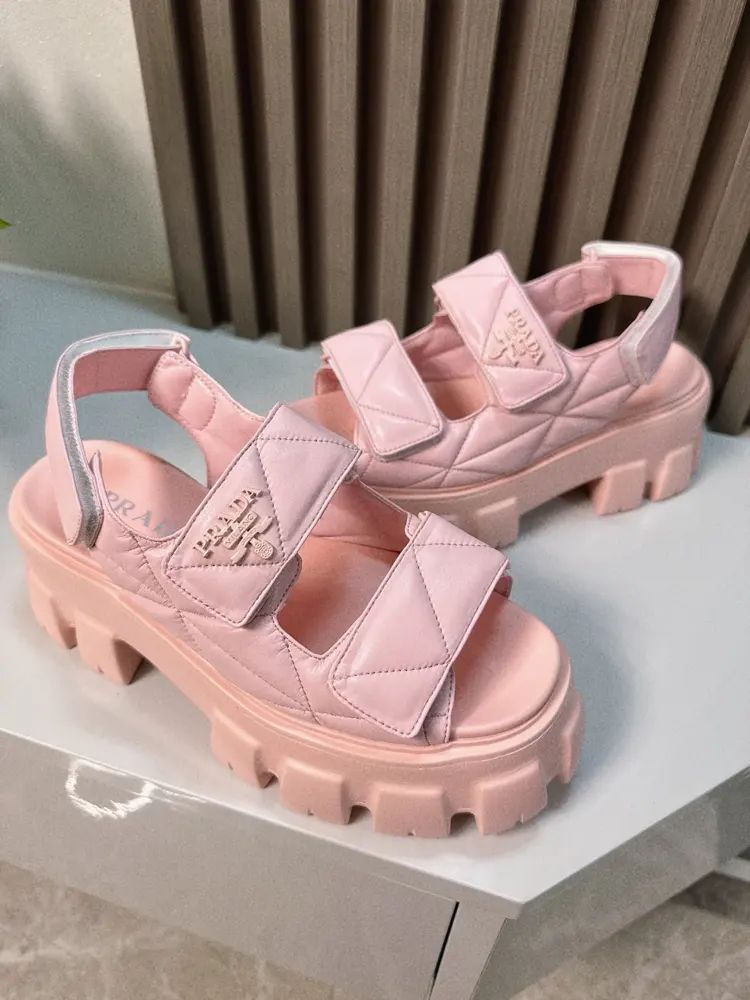 Prada new sandal series thick-soled sandals This is a must-have for summer. Soft and