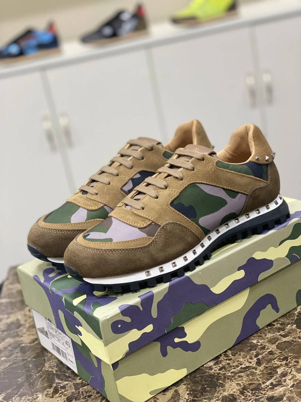 Valentino camouflage casual sneakers The material and workmanship are impeccable