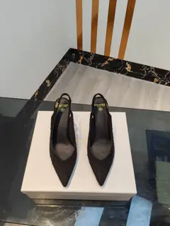 Balmain’s latest spring and summer catwalk original metal buckle high-heeled slippers