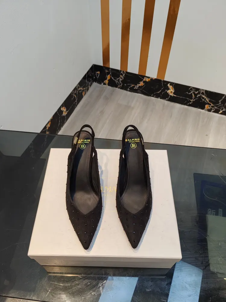 Balmain’s latest spring and summer catwalk original metal buckle high-heeled slippers