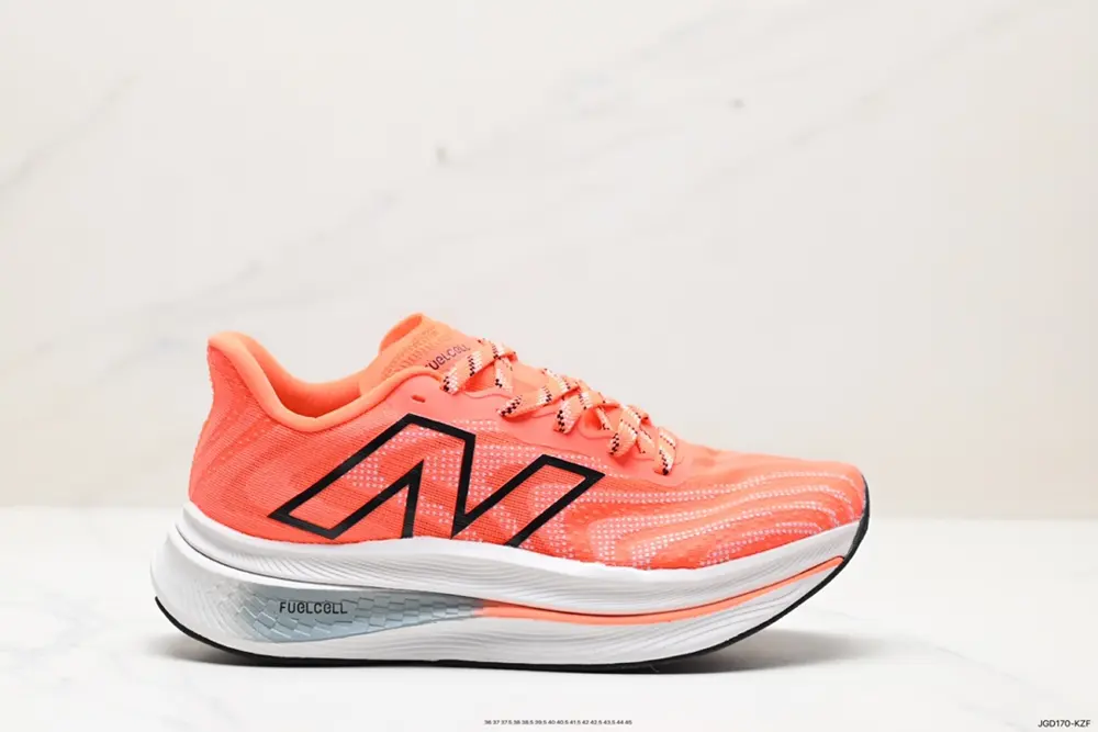 New Balance uses ultra-light and breathable 3D knitted mesh material to construct the upper MRCXCK3