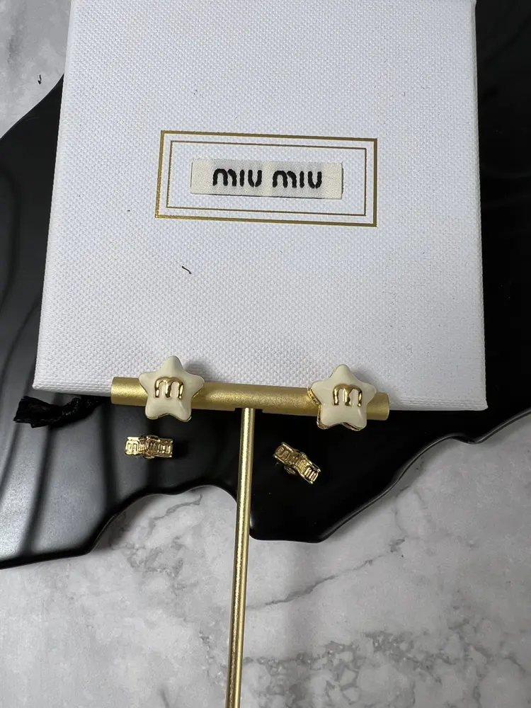 miumiu five-pointed star earrings