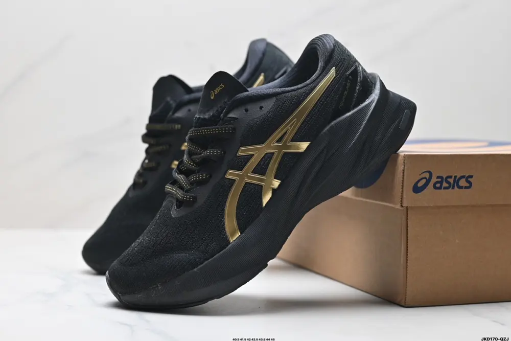 ASICS Novablast 3 Lightweight and comfortable Fabric shock absorption 1011B458-100