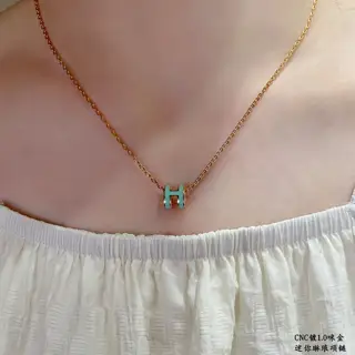 V gold material (light green) matching version Hermès mini H Linlang necklace The latest