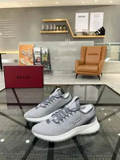 BALLY sports shoes are sold at the counter at the same time. Original configuration