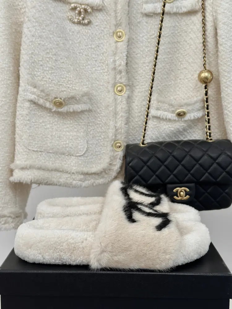 Chanel classic four seasons double C furry slippers