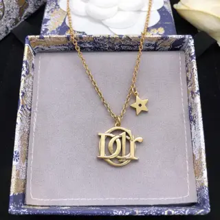 Dior’s latest model DIOR letter star necklace