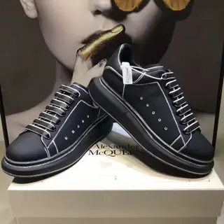 Alexander McQueen hand-painted series white shoes. The feature of this model is that each