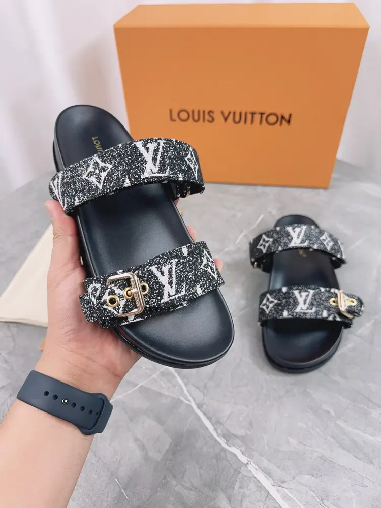 Louis Vuitton slippers Adjustable belt buckle design Full of beach style Original mold LV