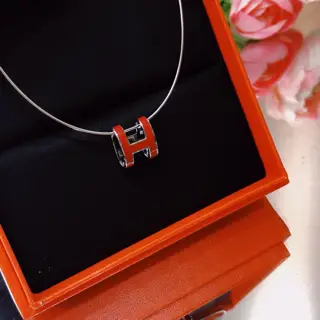 Hermes H classic necklace clavicle chain is wonderfully presented Hermes Love Magic Square