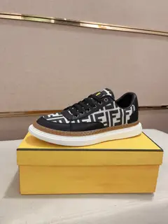 Fendi casual sports shoes upper imported cowhide fabric imported sheepskin lining. Original