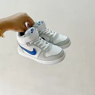 Nike COUNT high-top Velcro sneakers for kids. This sneaker features a soft