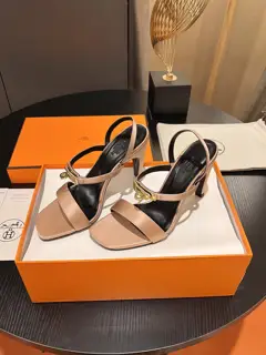Continue the classic Hermes Classic H High Heel Sandal Series——————————Fashionable