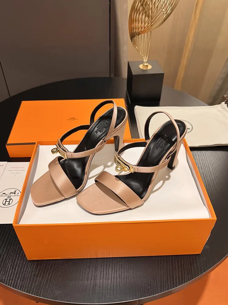 Continue the classic Hermes Classic H High Heel Sandal Series——————————Fashionable
