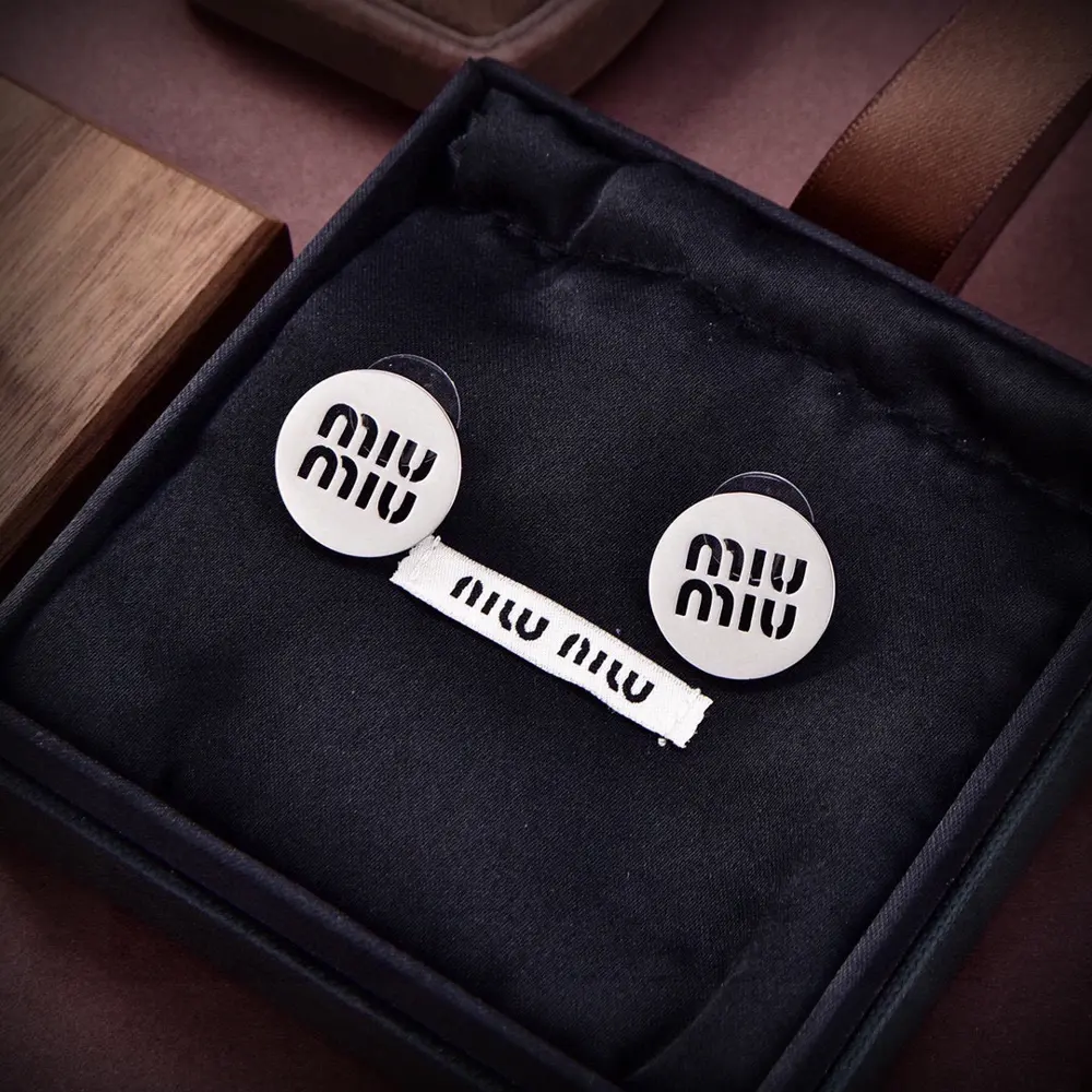 miumiu letter earrings The same brass material as the counter