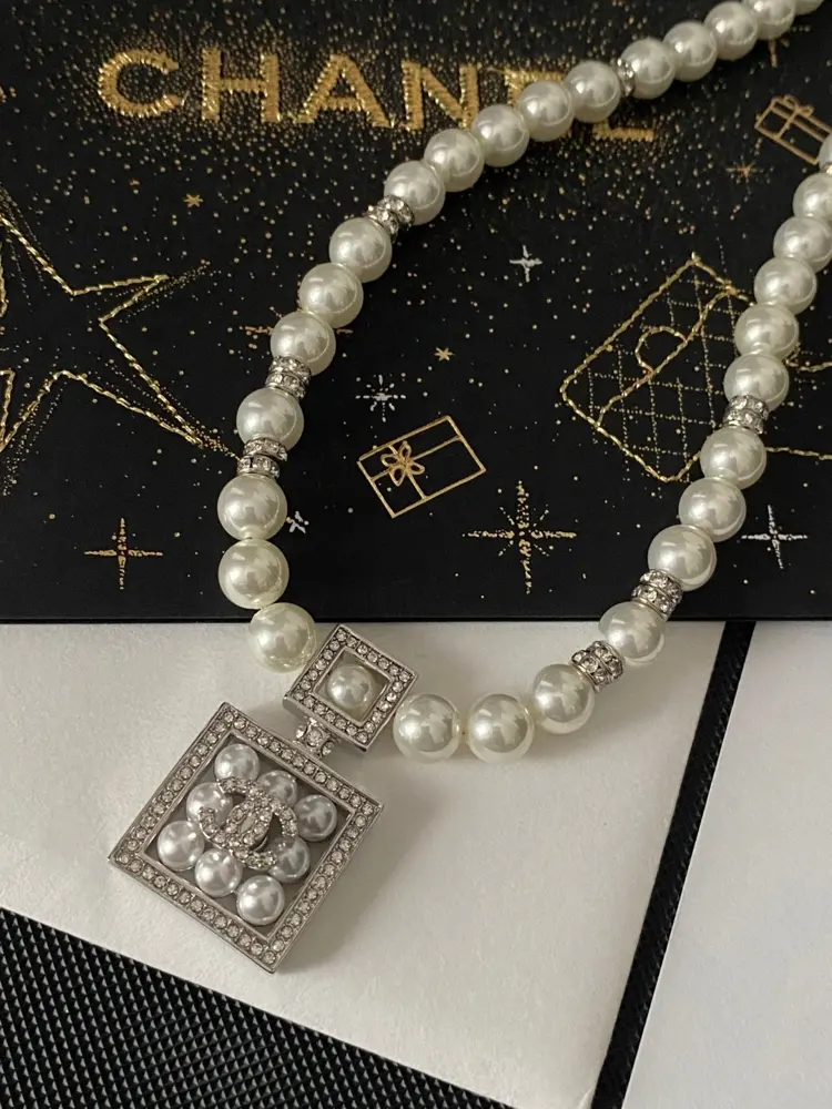 Chanel Square Pearl White Gold Diamond Square Perfume Bottle Pendant Pearl Letter Necklace