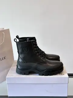 Moncler high-top men’s boots are a distinctive men’s item