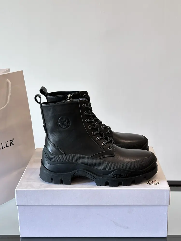 Moncler high-top men’s boots are a distinctive men’s item