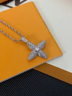 Louis Vuitton classic floral design double flower design pendant necklace