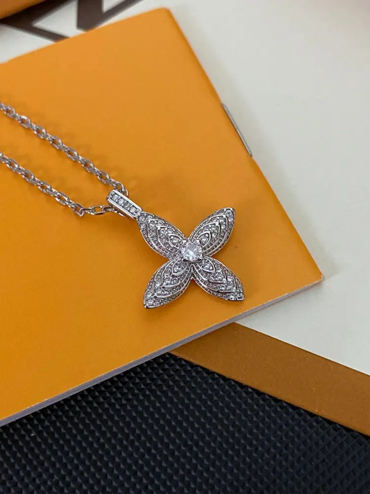 Louis Vuitton classic floral design double flower design pendant necklace
